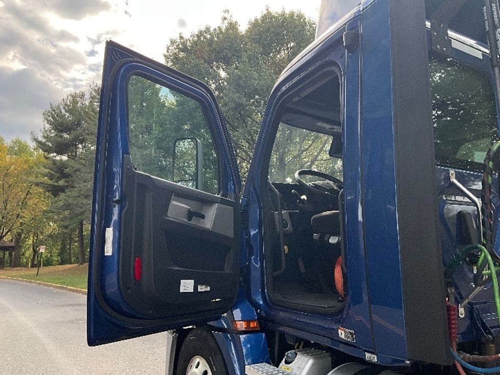Day Cab Tractor-Heavy Duty Tractors-Freightliner-2021-T12664ST-Reading-PA-607,507\n\t\tmiles-$ 36,250 - Image 9