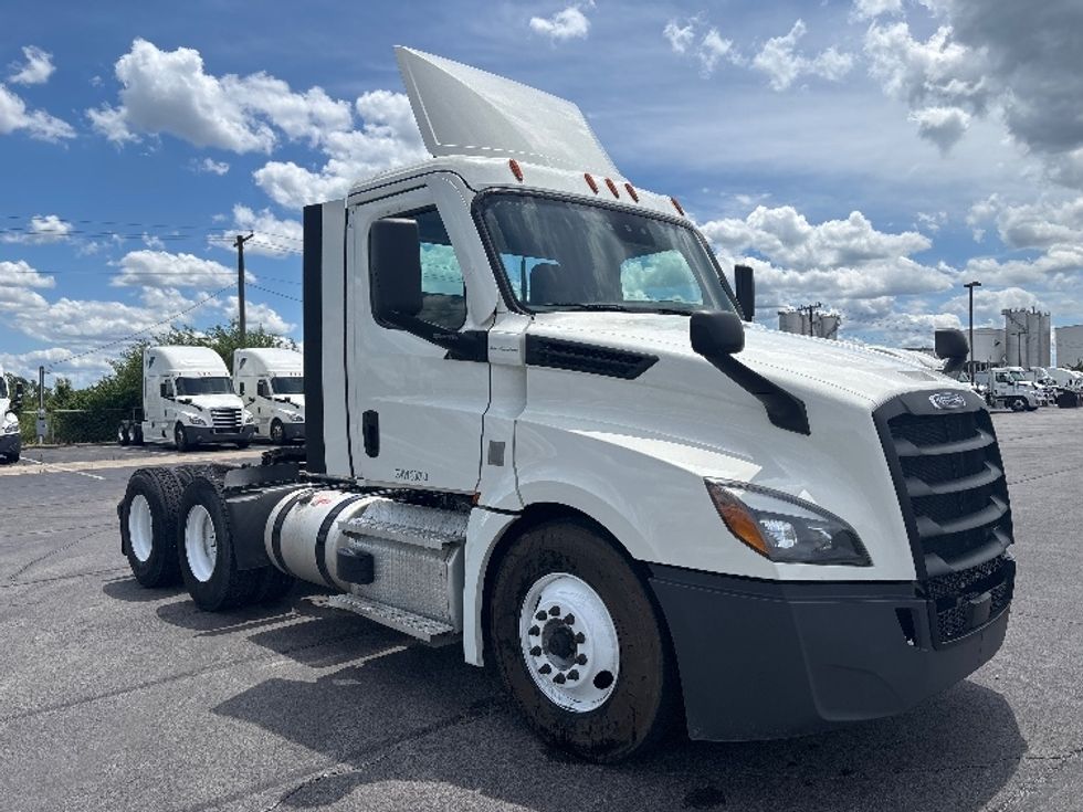 Day Cab Tractor-Heavy Duty Tractors-Freightliner-2021-T12664ST-Richmond-IN-496,334\n\t\tmiles-$ 46,500 - Image 1