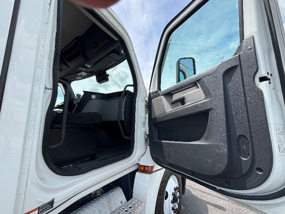 Day Cab Tractor-Heavy Duty Tractors-Freightliner-2021-T12664ST-Richmond-IN-496,334\n\t\tmiles-$ 46,500 - Image 12