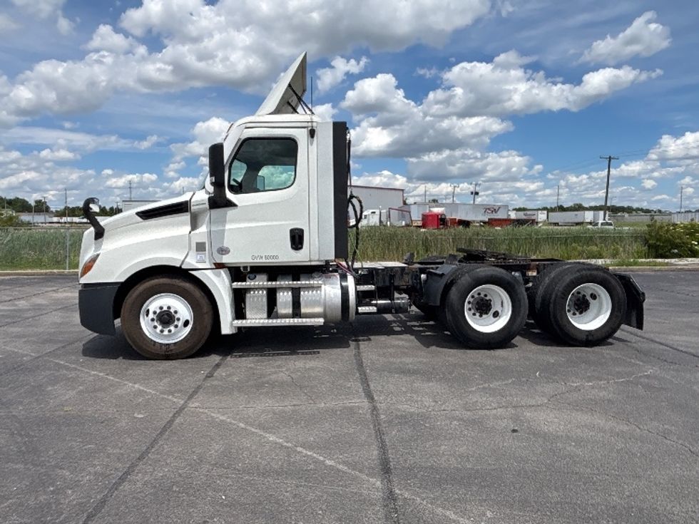 Day Cab Tractor-Heavy Duty Tractors-Freightliner-2021-T12664ST-Richmond-IN-496,334\n\t\tmiles-$ 46,500 - Image 4