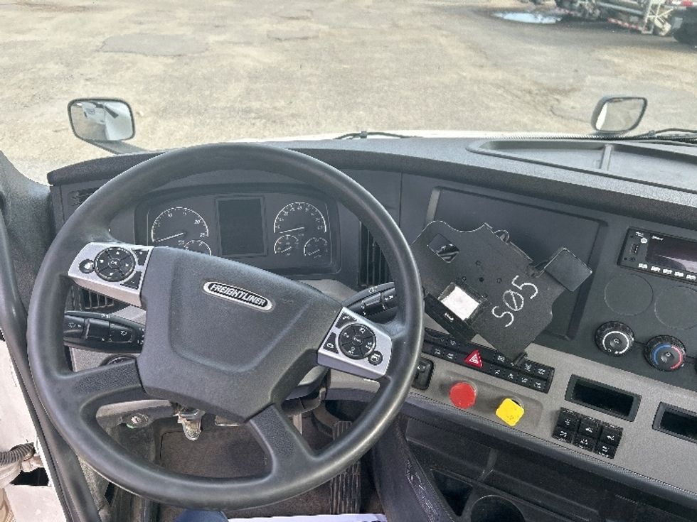 Day Cab Tractor-Heavy Duty Tractors-Freightliner-2021-T12664ST-Richmond-VA-512,721\n\t\tmiles-$ 46,250 - Image 11
