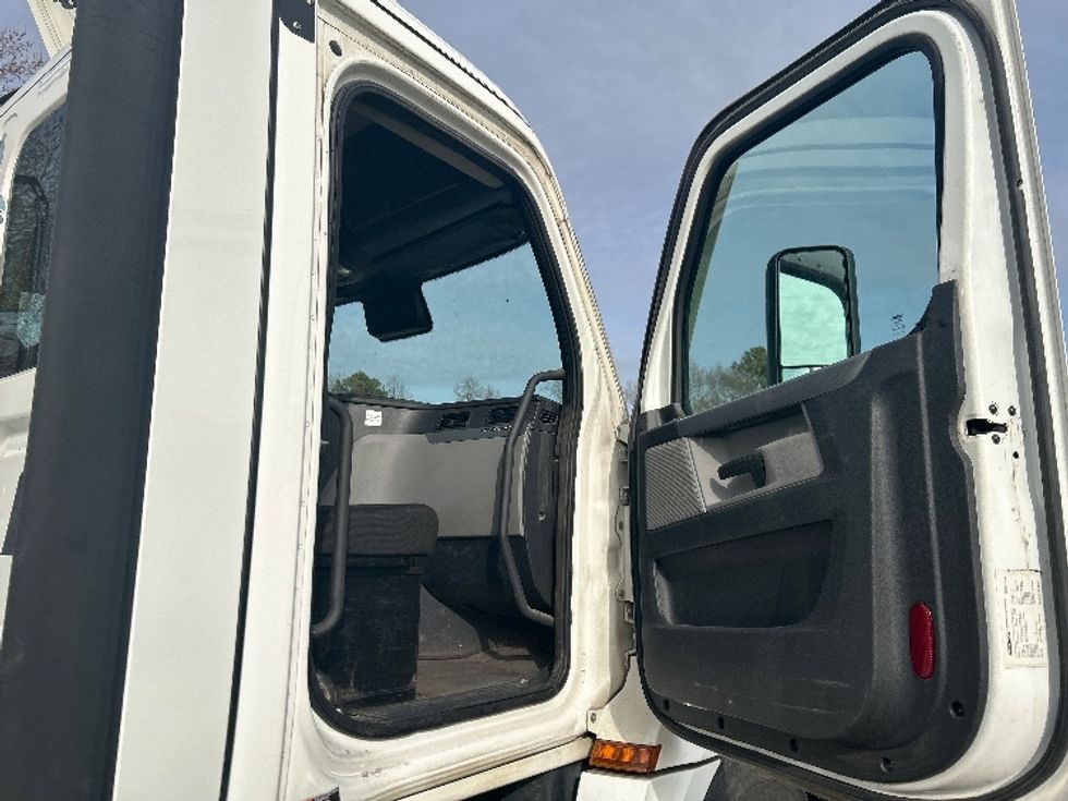 Day Cab Tractor-Heavy Duty Tractors-Freightliner-2021-T12664ST-Richmond-VA-512,721\n\t\tmiles-$ 46,250 - Image 12