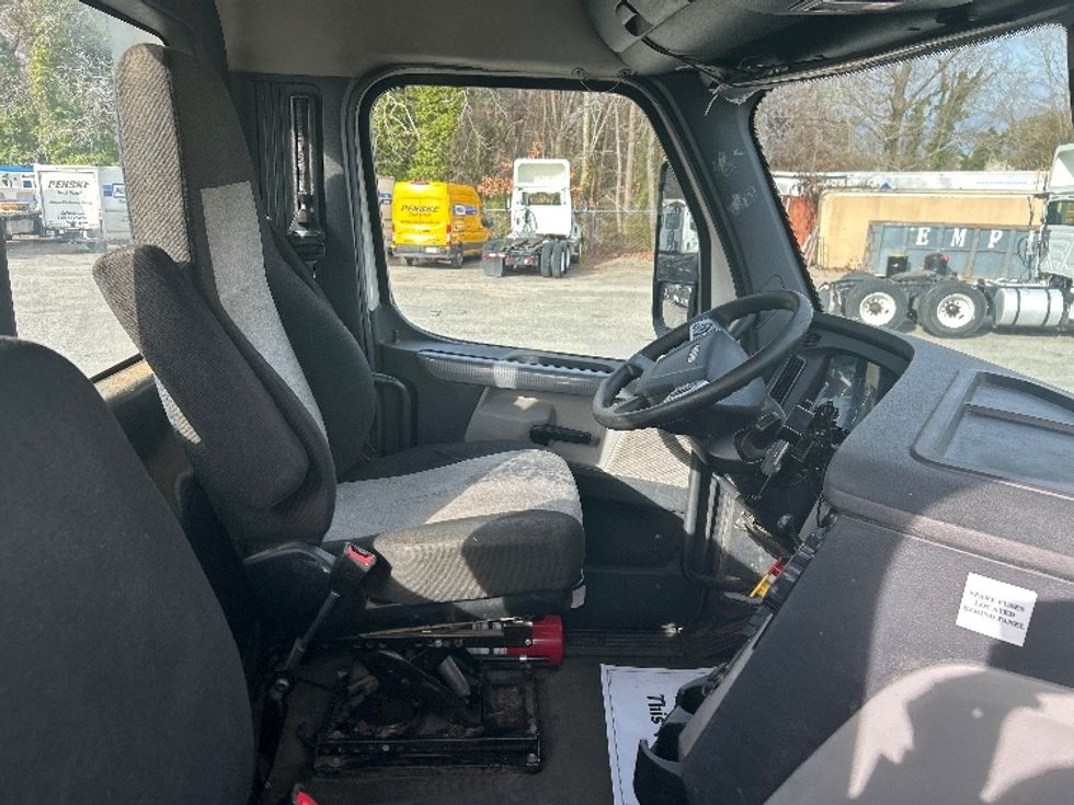 Day Cab Tractor-Heavy Duty Tractors-Freightliner-2021-T12664ST-Richmond-VA-512,721\n\t\tmiles-$ 46,250 - Image 14