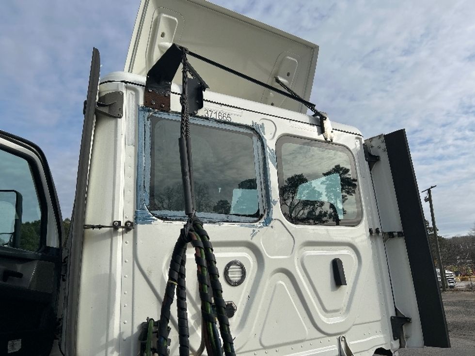 Day Cab Tractor-Heavy Duty Tractors-Freightliner-2021-T12664ST-Richmond-VA-512,721\n\t\tmiles-$ 46,250 - Image 18