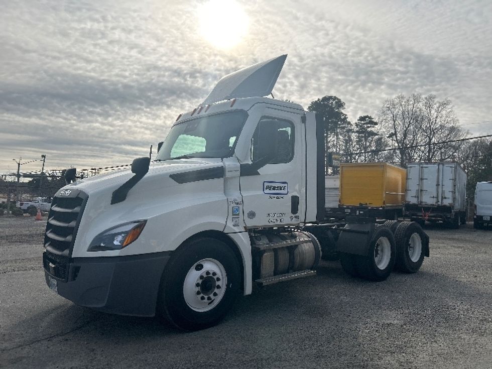 Day Cab Tractor-Heavy Duty Tractors-Freightliner-2021-T12664ST-Richmond-VA-512,721\n\t\tmiles-$ 46,250 - Image 3