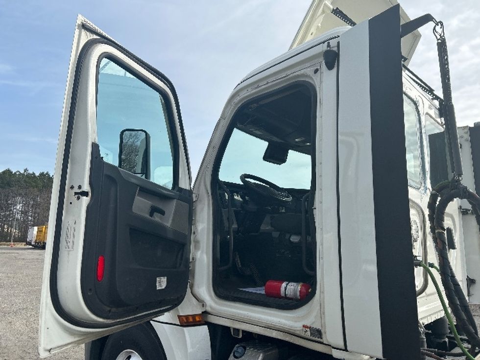 Day Cab Tractor-Heavy Duty Tractors-Freightliner-2021-T12664ST-Richmond-VA-512,721\n\t\tmiles-$ 46,250 - Image 9