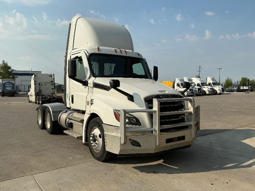 Day Cab Tractor-Heavy Duty Tractors-Freightliner-2021-T12664ST-Rocky View County-AB-677,074\n\t\tkm-$ 69,500 - Image 1