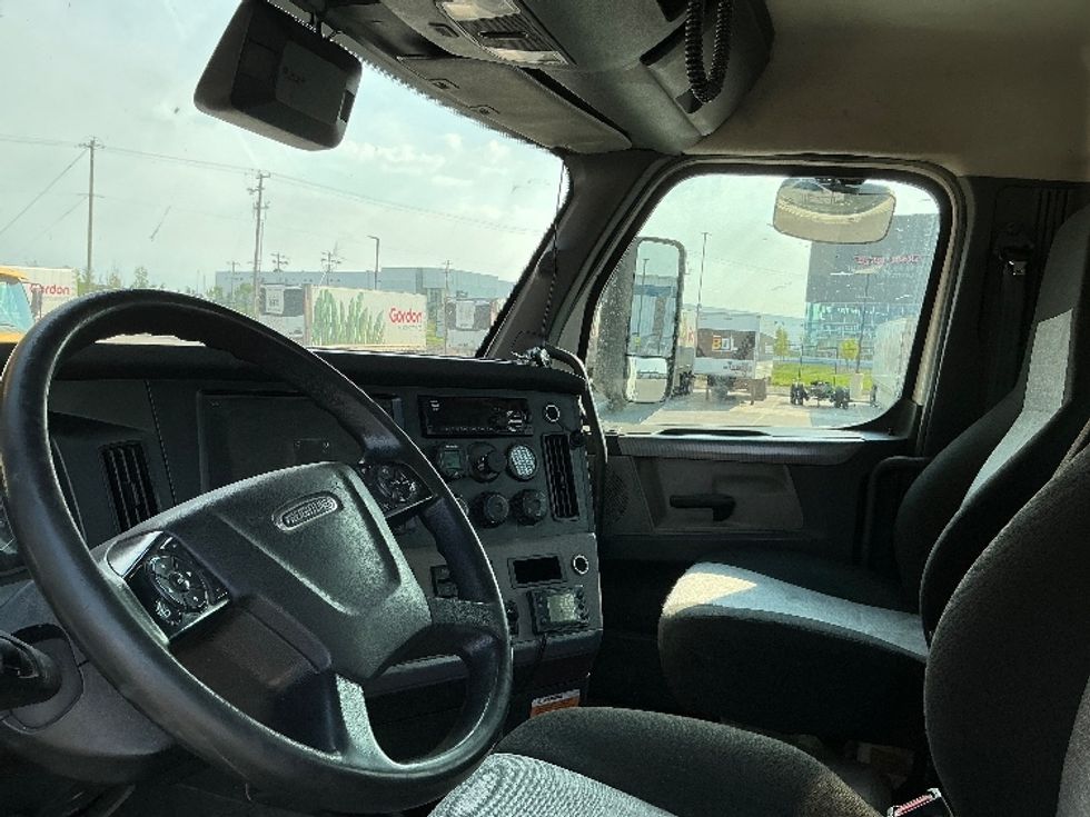 Day Cab Tractor-Heavy Duty Tractors-Freightliner-2021-T12664ST-Rocky View County-AB-677,074\n\t\tkm-$ 69,500 - Image 10