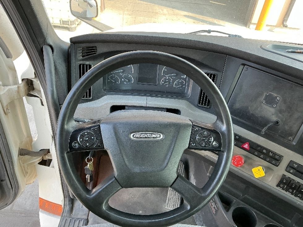 Day Cab Tractor-Heavy Duty Tractors-Freightliner-2021-T12664ST-Rocky View County-AB-677,074\n\t\tkm-$ 69,500 - Image 11
