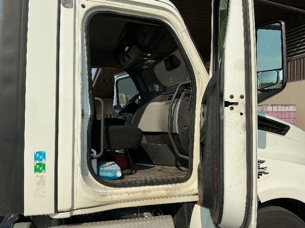 Day Cab Tractor-Heavy Duty Tractors-Freightliner-2021-T12664ST-Rocky View County-AB-677,074\n\t\tkm-$ 69,500 - Image 12