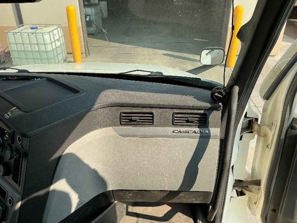 Day Cab Tractor-Heavy Duty Tractors-Freightliner-2021-T12664ST-Rocky View County-AB-677,074\n\t\tkm-$ 69,500 - Image 13
