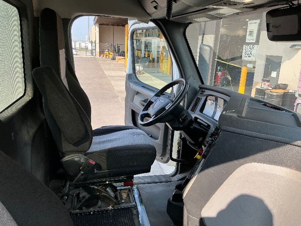 Day Cab Tractor-Heavy Duty Tractors-Freightliner-2021-T12664ST-Rocky View County-AB-677,074\n\t\tkm-$ 69,500 - Image 14