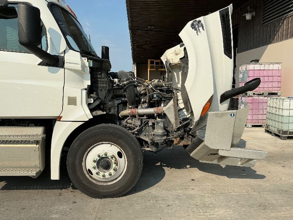 Day Cab Tractor-Heavy Duty Tractors-Freightliner-2021-T12664ST-Rocky View County-AB-677,074\n\t\tkm-$ 69,500 - Image 15