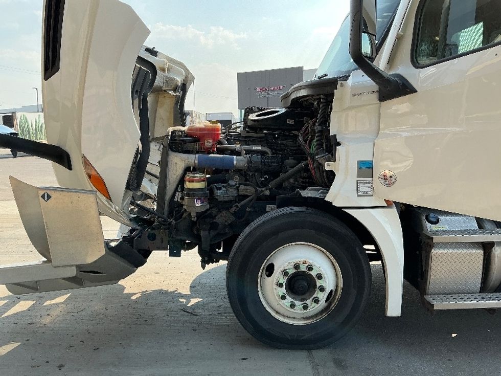 Day Cab Tractor-Heavy Duty Tractors-Freightliner-2021-T12664ST-Rocky View County-AB-677,074\n\t\tkm-$ 69,500 - Image 16