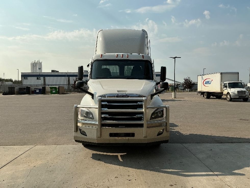Day Cab Tractor-Heavy Duty Tractors-Freightliner-2021-T12664ST-Rocky View County-AB-677,074\n\t\tkm-$ 69,500 - Image 2