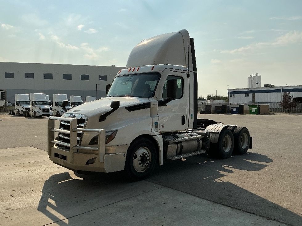 Day Cab Tractor-Heavy Duty Tractors-Freightliner-2021-T12664ST-Rocky View County-AB-677,074\n\t\tkm-$ 69,500 - Image 3