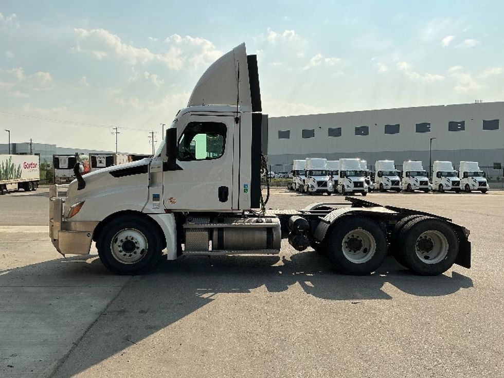 Day Cab Tractor-Heavy Duty Tractors-Freightliner-2021-T12664ST-Rocky View County-AB-677,074\n\t\tkm-$ 69,500 - Image 4