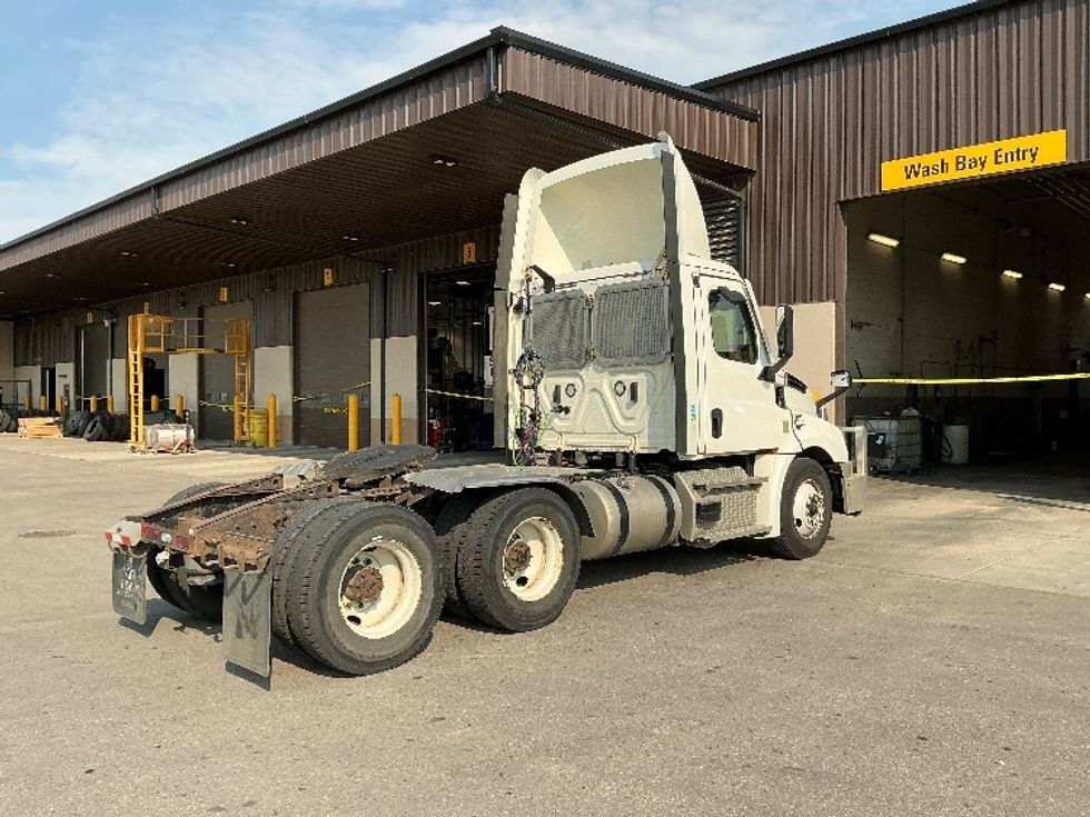 Day Cab Tractor-Heavy Duty Tractors-Freightliner-2021-T12664ST-Rocky View County-AB-677,074\n\t\tkm-$ 69,500 - Image 7
