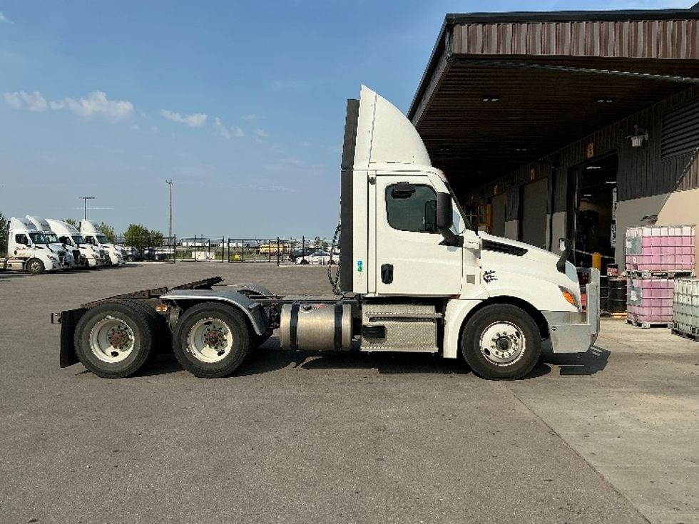 Day Cab Tractor-Heavy Duty Tractors-Freightliner-2021-T12664ST-Rocky View County-AB-677,074\n\t\tkm-$ 69,500 - Image 8