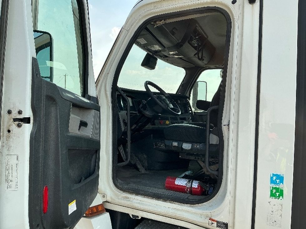 Day Cab Tractor-Heavy Duty Tractors-Freightliner-2021-T12664ST-Rocky View County-AB-677,074\n\t\tkm-$ 69,500 - Image 9