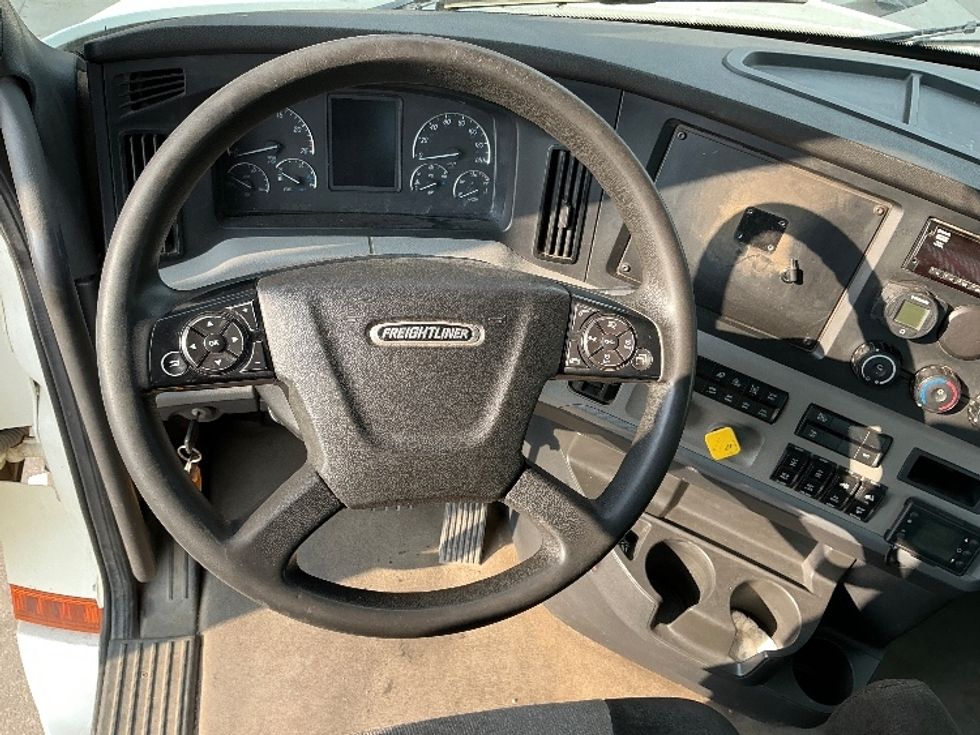 Day Cab Tractor-Heavy Duty Tractors-Freightliner-2021-T12664ST-Rocky View County-AB-687,579\n\t\tkm-$ 71,500 - Image 11
