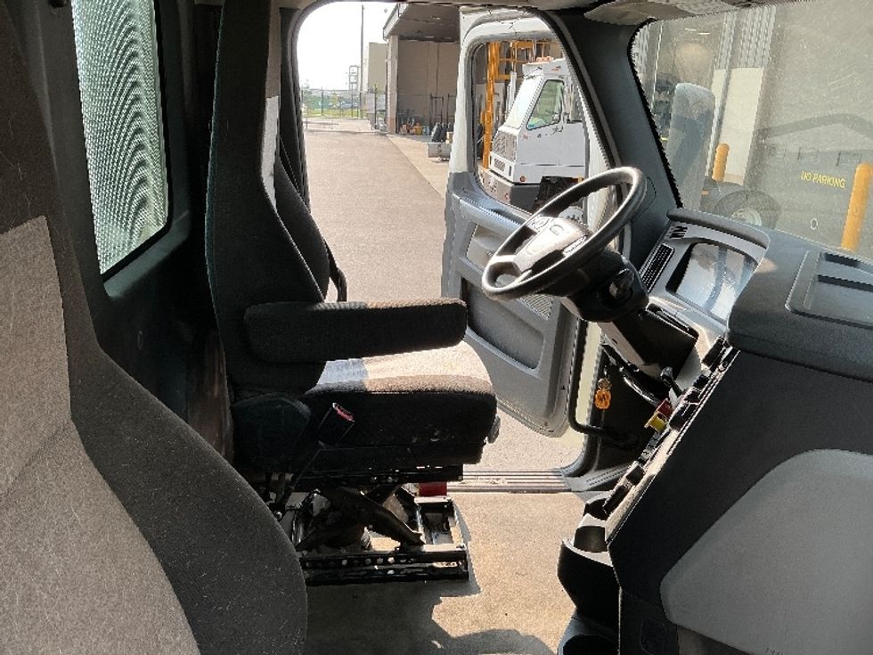 Day Cab Tractor-Heavy Duty Tractors-Freightliner-2021-T12664ST-Rocky View County-AB-687,579\n\t\tkm-$ 71,500 - Image 14