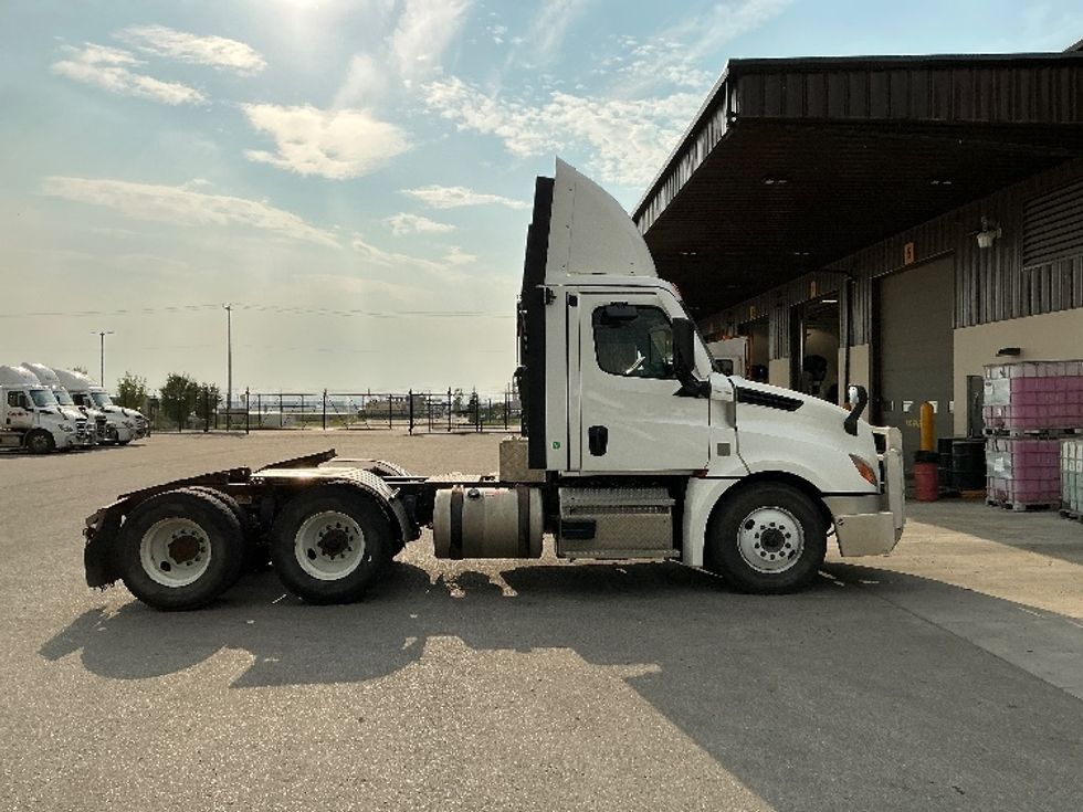 Day Cab Tractor-Heavy Duty Tractors-Freightliner-2021-T12664ST-Rocky View County-AB-687,579\n\t\tkm-$ 71,500 - Image 8