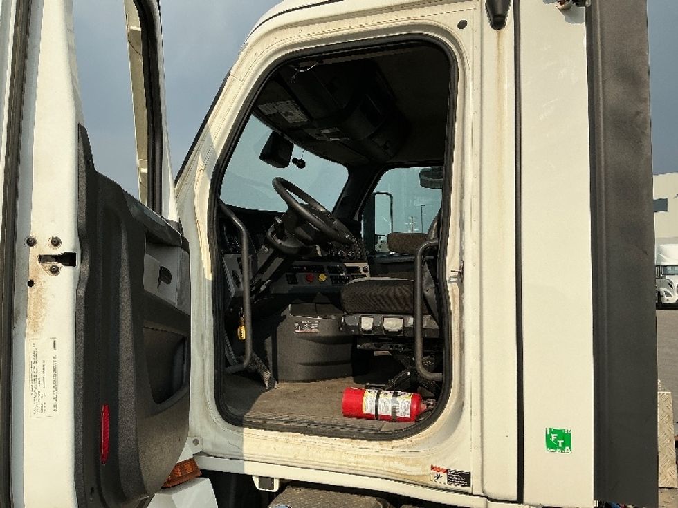 Day Cab Tractor-Heavy Duty Tractors-Freightliner-2021-T12664ST-Rocky View County-AB-687,579\n\t\tkm-$ 71,500 - Image 9