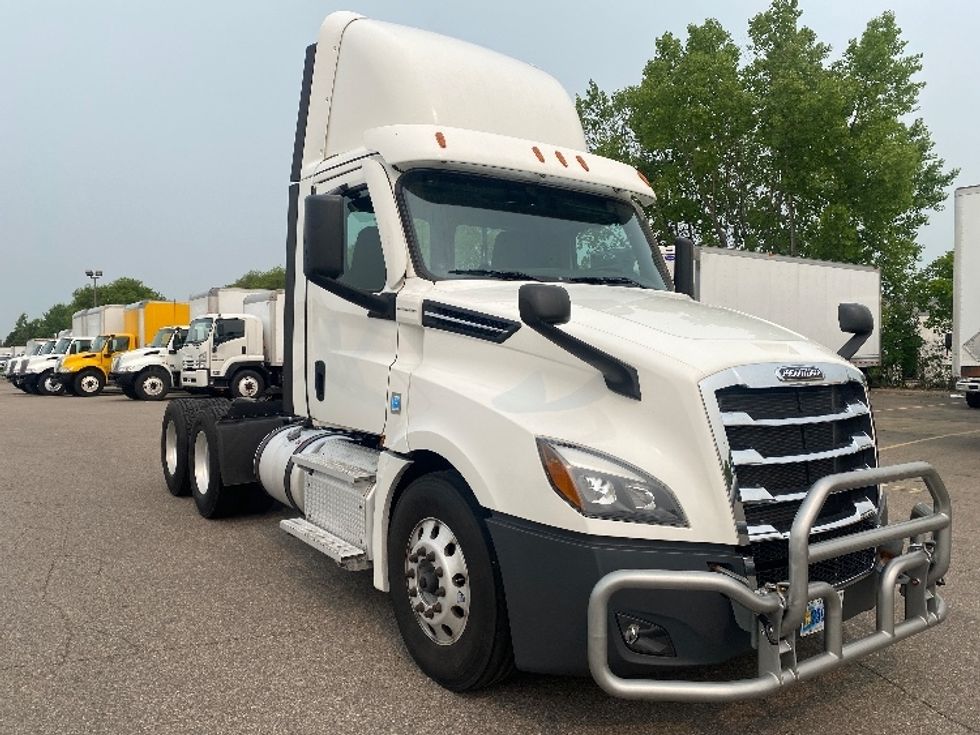 Day Cab Tractor-Heavy Duty Tractors-Freightliner-2021-T12664ST-Roseville-MN-413,156\n\t\tmiles-$ 58,500 - Image 1