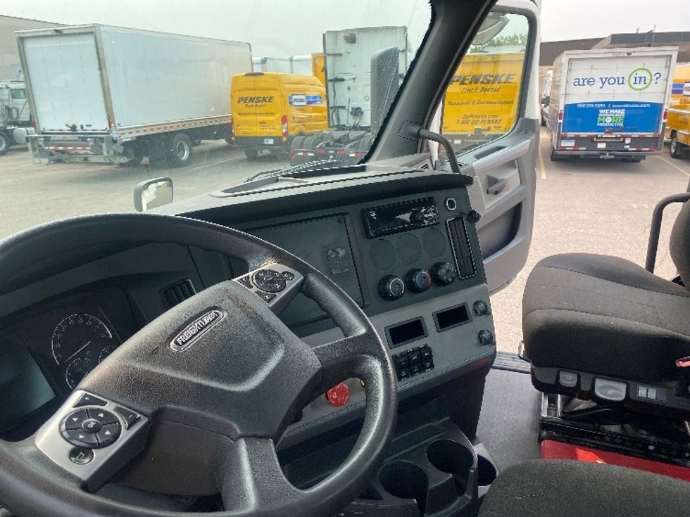 Day Cab Tractor-Heavy Duty Tractors-Freightliner-2021-T12664ST-Roseville-MN-413,156\n\t\tmiles-$ 58,500 - Image 10
