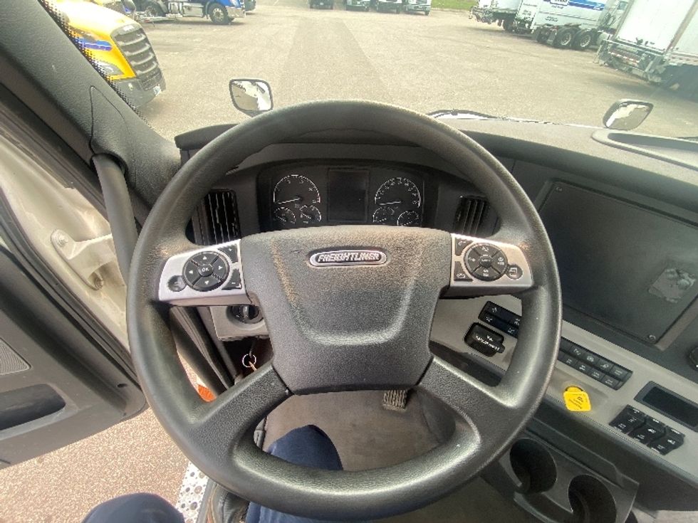 Day Cab Tractor-Heavy Duty Tractors-Freightliner-2021-T12664ST-Roseville-MN-413,156\n\t\tmiles-$ 58,500 - Image 11