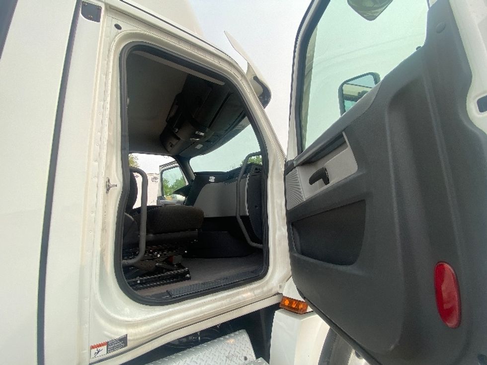 Day Cab Tractor-Heavy Duty Tractors-Freightliner-2021-T12664ST-Roseville-MN-413,156\n\t\tmiles-$ 58,500 - Image 12