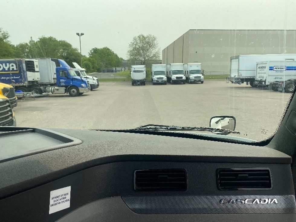 Day Cab Tractor-Heavy Duty Tractors-Freightliner-2021-T12664ST-Roseville-MN-413,156\n\t\tmiles-$ 58,500 - Image 13