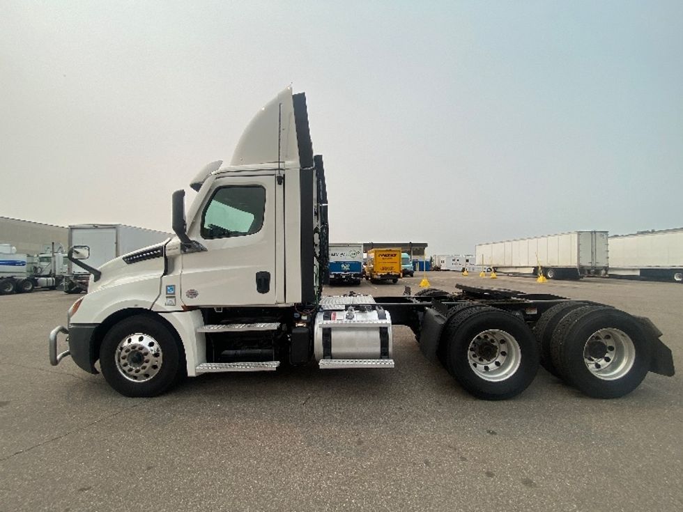 Day Cab Tractor-Heavy Duty Tractors-Freightliner-2021-T12664ST-Roseville-MN-413,156\n\t\tmiles-$ 58,500 - Image 4