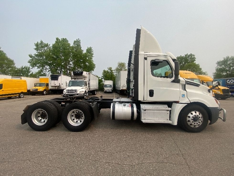Day Cab Tractor-Heavy Duty Tractors-Freightliner-2021-T12664ST-Roseville-MN-413,156\n\t\tmiles-$ 58,500 - Image 8