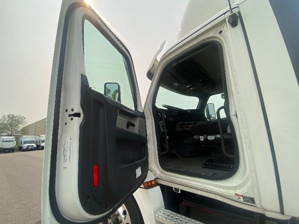 Day Cab Tractor-Heavy Duty Tractors-Freightliner-2021-T12664ST-Roseville-MN-413,156\n\t\tmiles-$ 58,500 - Image 9