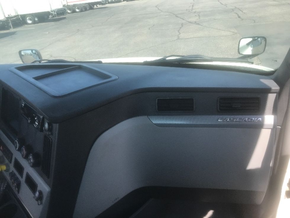 Day Cab Tractor-Heavy Duty Tractors-Freightliner-2021-T12664ST-Roseville-MN-448,675\n\t\tmiles-$ 65,000 - Image 13