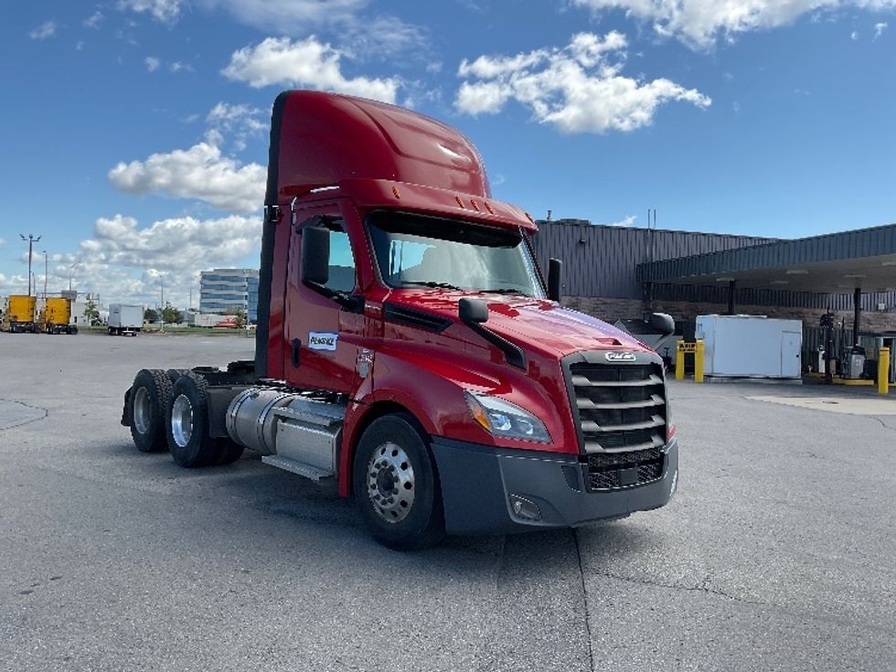 Day Cab Tractor-Heavy Duty Tractors-Freightliner-2021-T12664ST-Saint Laurent-PQ-239,902\n\t\tkm-$ 92,500 - Image 1