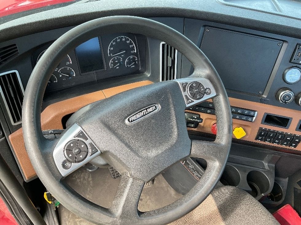 Day Cab Tractor-Heavy Duty Tractors-Freightliner-2021-T12664ST-Saint Laurent-PQ-239,902\n\t\tkm-$ 92,500 - Image 10
