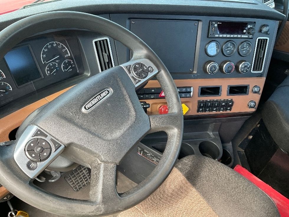 Day Cab Tractor-Heavy Duty Tractors-Freightliner-2021-T12664ST-Saint Laurent-PQ-239,902\n\t\tkm-$ 92,500 - Image 11