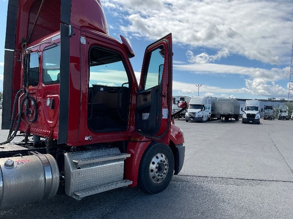 Day Cab Tractor-Heavy Duty Tractors-Freightliner-2021-T12664ST-Saint Laurent-PQ-239,902\n\t\tkm-$ 92,500 - Image 12