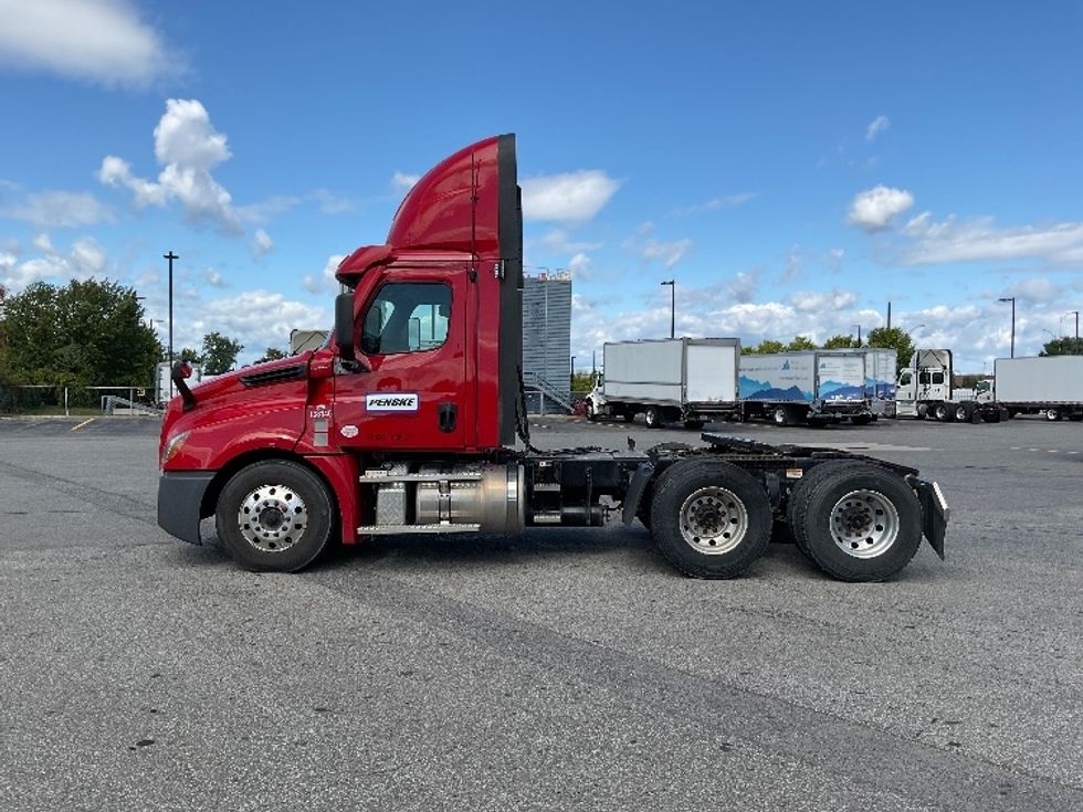 Day Cab Tractor-Heavy Duty Tractors-Freightliner-2021-T12664ST-Saint Laurent-PQ-239,902\n\t\tkm-$ 92,500 - Image 4