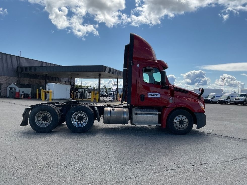 Day Cab Tractor-Heavy Duty Tractors-Freightliner-2021-T12664ST-Saint Laurent-PQ-239,902\n\t\tkm-$ 92,500 - Image 8