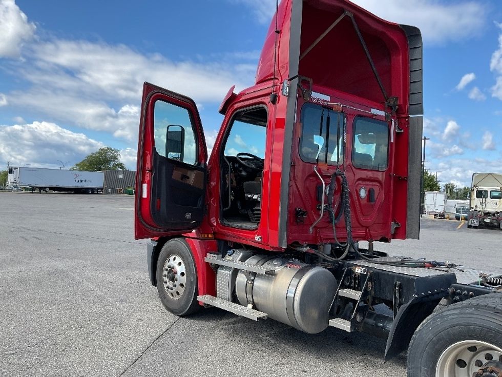 Day Cab Tractor-Heavy Duty Tractors-Freightliner-2021-T12664ST-Saint Laurent-PQ-239,902\n\t\tkm-$ 92,500 - Image 9