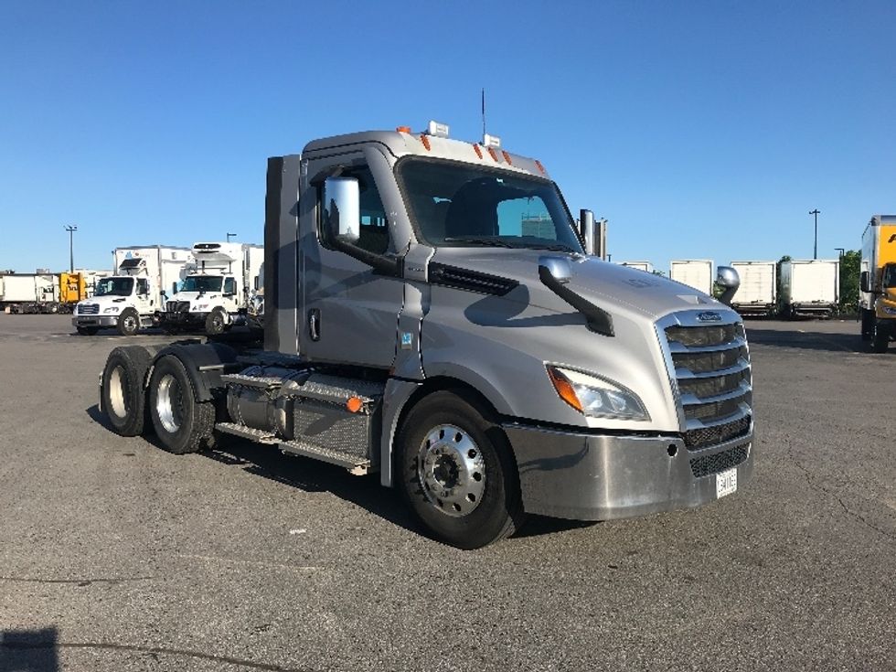 Day Cab Tractor-Heavy Duty Tractors-Freightliner-2021-T12664ST-Saint Laurent-PQ-245,461\n\t\tkm-$ 88,750 - Image 1