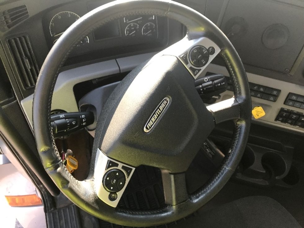 Day Cab Tractor-Heavy Duty Tractors-Freightliner-2021-T12664ST-Saint Laurent-PQ-245,461\n\t\tkm-$ 88,750 - Image 10