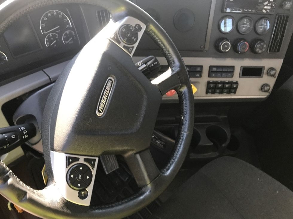 Day Cab Tractor-Heavy Duty Tractors-Freightliner-2021-T12664ST-Saint Laurent-PQ-245,461\n\t\tkm-$ 88,750 - Image 11