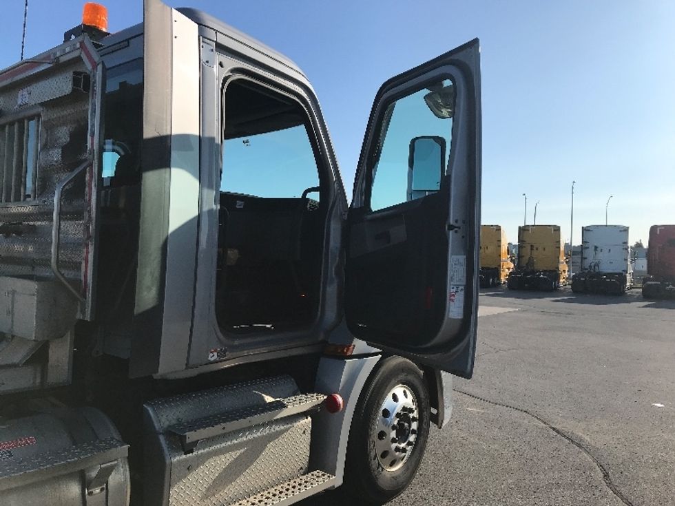 Day Cab Tractor-Heavy Duty Tractors-Freightliner-2021-T12664ST-Saint Laurent-PQ-245,461\n\t\tkm-$ 88,750 - Image 12