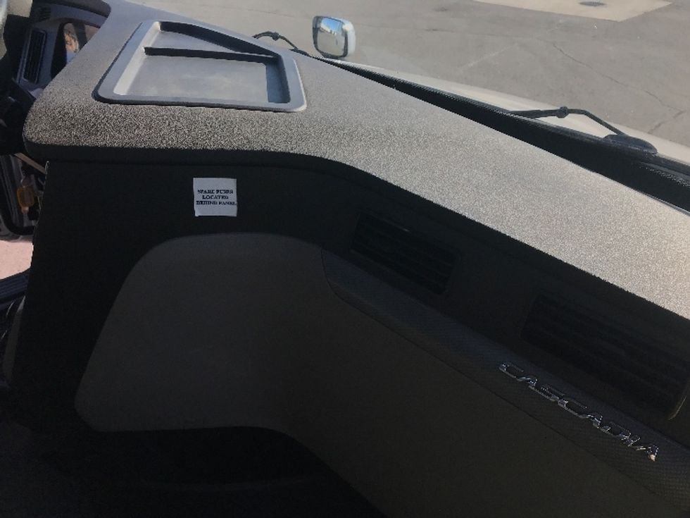 Day Cab Tractor-Heavy Duty Tractors-Freightliner-2021-T12664ST-Saint Laurent-PQ-245,461\n\t\tkm-$ 88,750 - Image 13