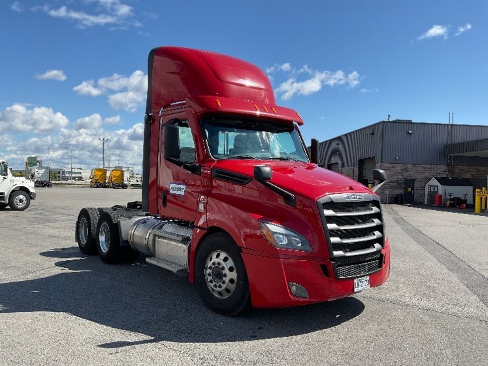 Day Cab Tractor-Heavy Duty Tractors-Freightliner-2021-T12664ST-Saint Laurent-PQ-273,311\n\t\tkm-$ 87,500 - Image 1